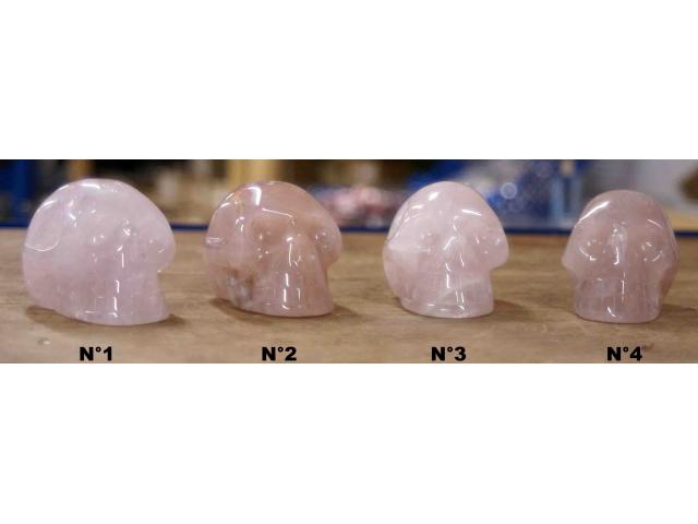 petit crâne en quartz rose - H: 4,5 cm