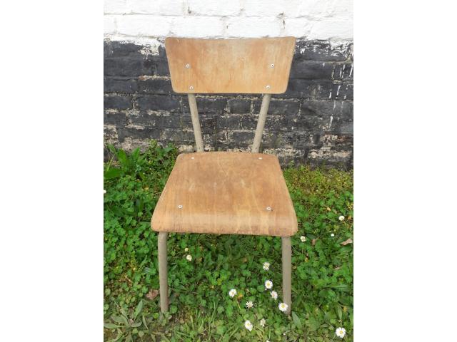 Petites chaises d'écolier vintage