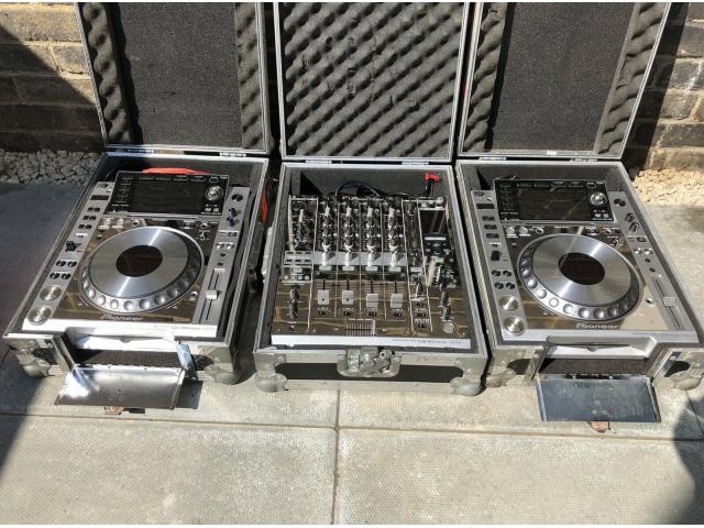 Photo Pioneer DJ Set up 2x CDJ2000 Nexus 1x DJM900 Mixer - Limited Edition Platinum image 1/4