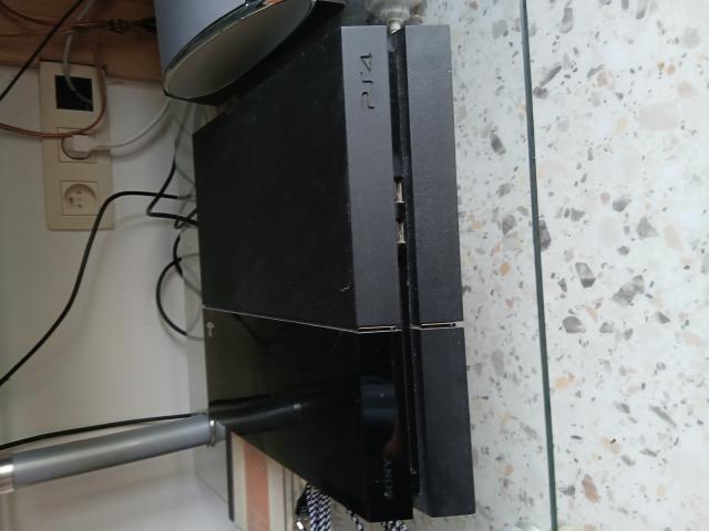 Playstation 4 avec manette et jeux dispos