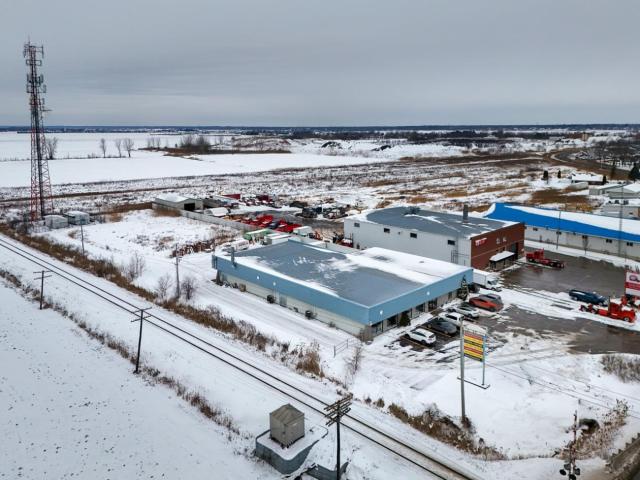 Photo Propriété unique aux possibilités infinies dans Lanaudière (L'Épiphanie, Quebec) image 1/6