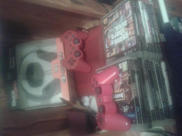 PS3 rouge 500 go et ses 18 jeux et un casque