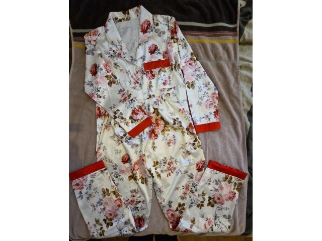 Pyjama satiné à fleurs
