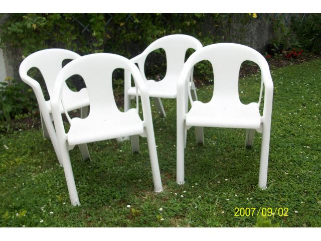 Photo quatre chaises polypropylène blanches image 1/1