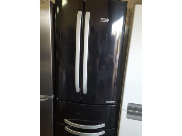 Réfrigérateur multi-portes Hotpoint Ariston garni