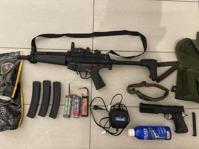 Réplique airsoft MP5 (1.56 j) + accessoires