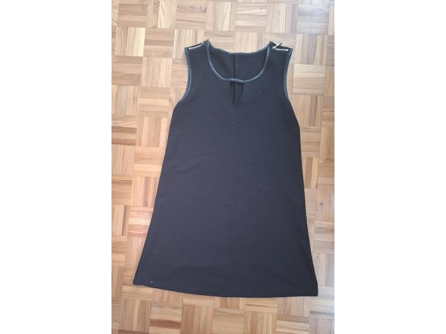 Robe noire à bretelles