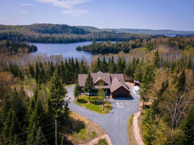 Sanctuaire de sérénité intime au bord de l'eau à Nominingue (Quebec)