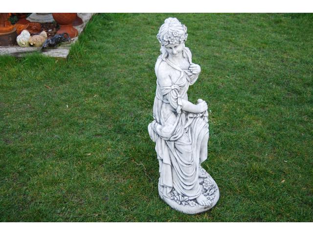 Sculpture d'une dame,d'une élégante en pierre patinée.