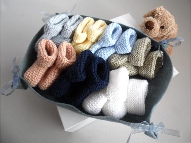 Photo Semainier de chaussons tricot laine bébé fait main image 1/5