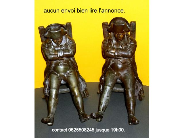 serre-livres ou autres représentant Napoléon assis sur une chaise.
