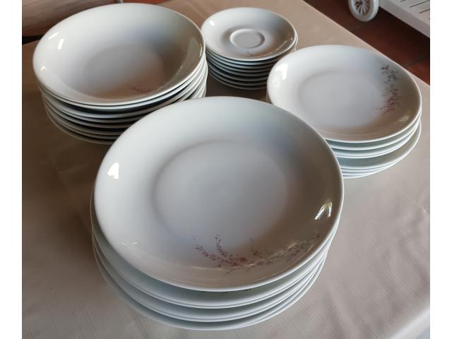 Service d'assiettes en porcelaine 43 pièces