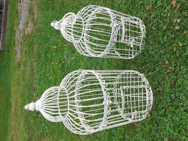 SET DE DEUX CAGES DECORATIVES EN FER FORGE PATINE