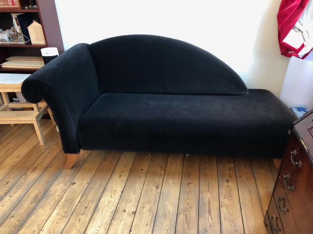 Sofa velours noir de type rétro style dormeuse