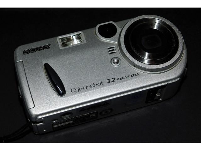 Sony Cyber-shot DSC-P72 - Appareil photo numérique - compact - 3.2 MP - 3x zoom optique