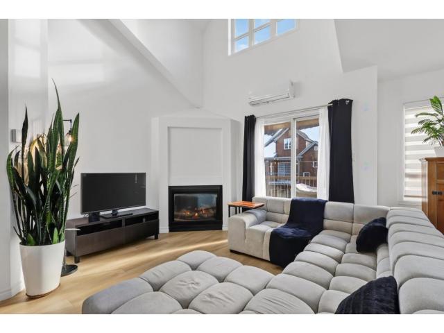 Photo Spacieuse unité de coin Secteur recherché d'Auteuil à Laval (Quebec) image 1/6