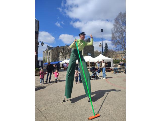 Spectacle de clown, animations de rue, du mime, de la statue vivante, de l'échassier burlesque, de l