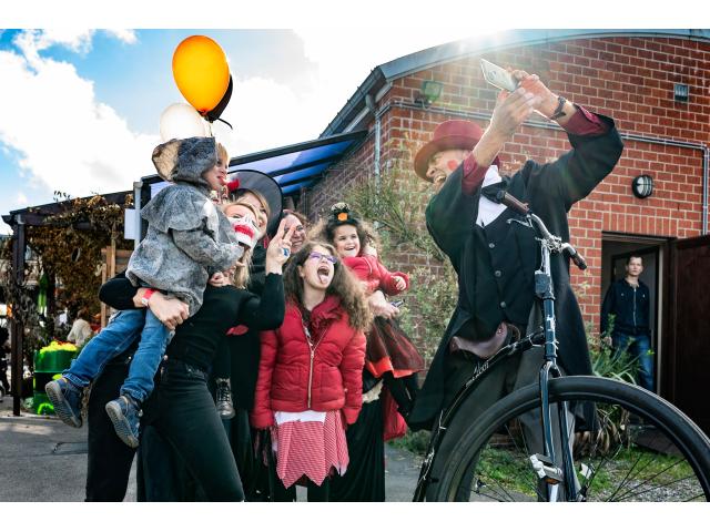 Photo Spectacle de clown, animations de rue, du mime, de la statue vivante, échassier, faux serveur pour é image 1/6