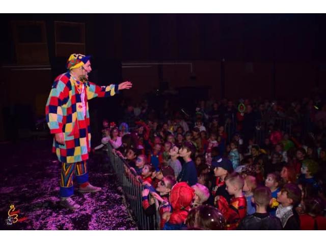 Spectacle de clown, animations de rue, du mime, de la statue vivante, échassier, faux serveur pour é