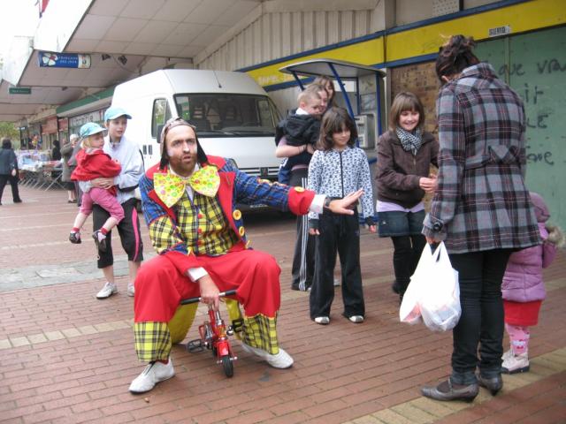 Photo Spectacle de clown, animations de rue, du mime, de la statue vivante, échassier, faux serveur pour é image 1/6