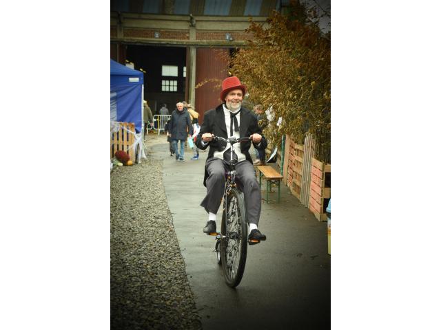 Spectacle de clown, animations de rue, du mime, de la statue vivante, échassier, faux serveur pour é