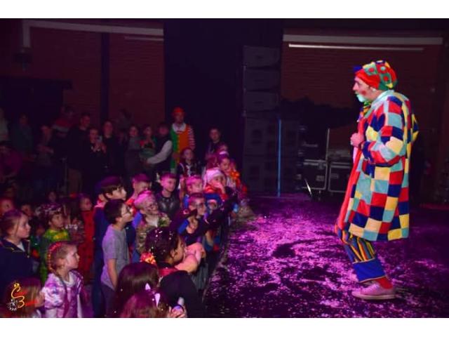Spectacle de clown, animations de rue, du mime, de la statue vivante, échassier, faux serveur pour é