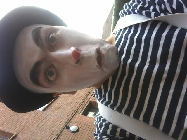 Photo Spectacle de clown, artiste de rue, mime, statue vivante, échassier, faux serveur, humoriste image 1/6