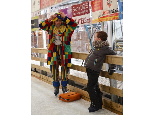 Photo Spectacle de clown sur patinoire, animations arbres de Noël, ... image 1/6
