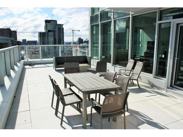 SQUARE VICTORIA Condo 4 1/2 au 11e étage IMMENSE terrasse (Montreal, Quebec)