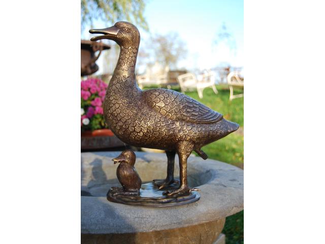 Photo Statue d'une cane en bronze et de son caneton (faisant fontaine) image 1/6