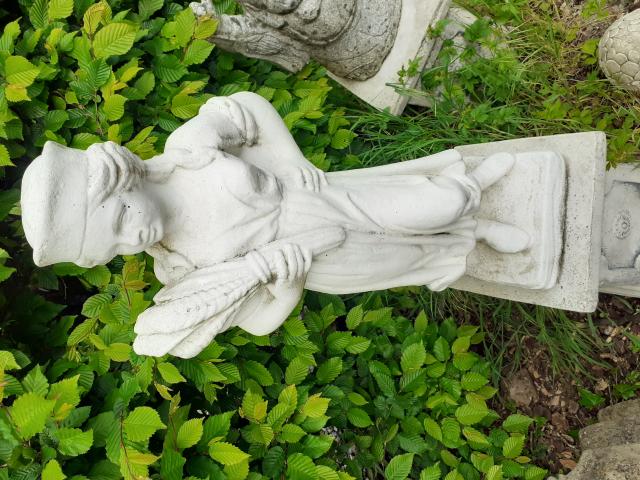 STATUE D'UNE JEUNE DAME EN PIERRE RECONSTITUEE