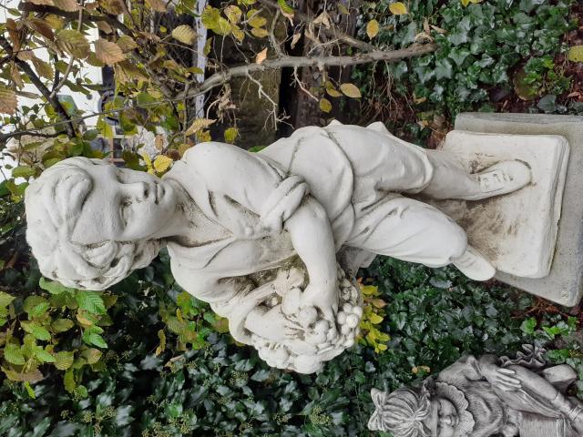 STATUE D4UN GARCON AU PANIER DE FRUITS
