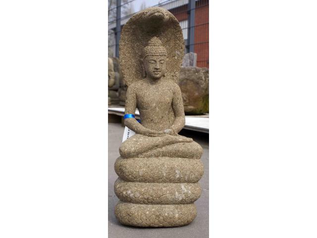 Statue de Bouddha surmontée d'un cobra en pierre de lave naturelle - H: 67 cm