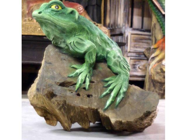 statue de grenouille sur tronc en bois - H: 41 cm