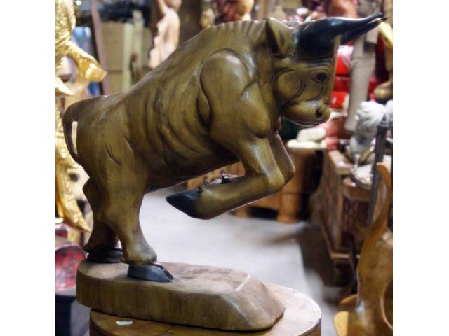 statue de taureau en bois - H: 38 cm