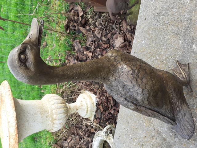 Statue en bronze d'un canard debout