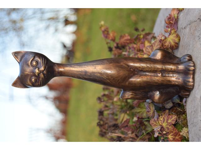 Statue en bronze (le chat au long cou)