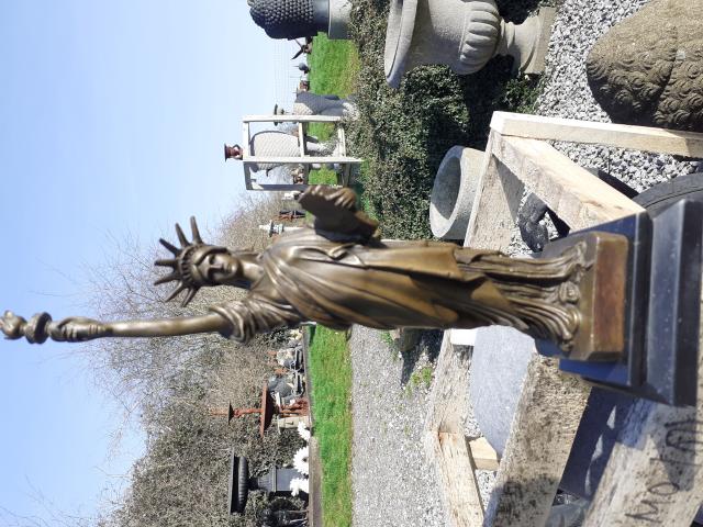 Photo STATUE EN BRONZE SIGNE DE LA STATUE DE LA LIBERTE. image 1/6
