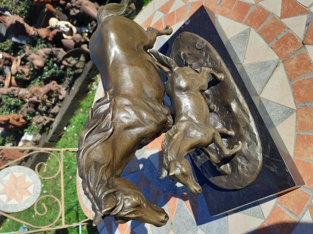 Photo STATUE EN BRONZE SIGNE MILO (la jument et son poulain). image 1/6