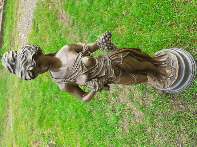 Statue en bronze signé représentant une élégante aux grappes