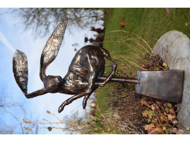 Photo Statue en bronze signé sur socle (le lièvre à la course) image 1/6