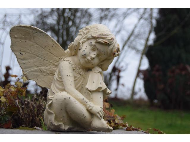 Photo STATUE EN FONTE PATINEE BLANCHE(fée assise et assoupie) image 1/6