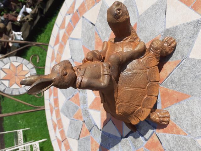 STATUE EN FONTE ROUILLE (le Lièvre et la Tortue.)