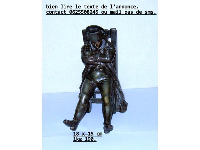 Photo statue Napoléon assis sur une chaise. image 1/4