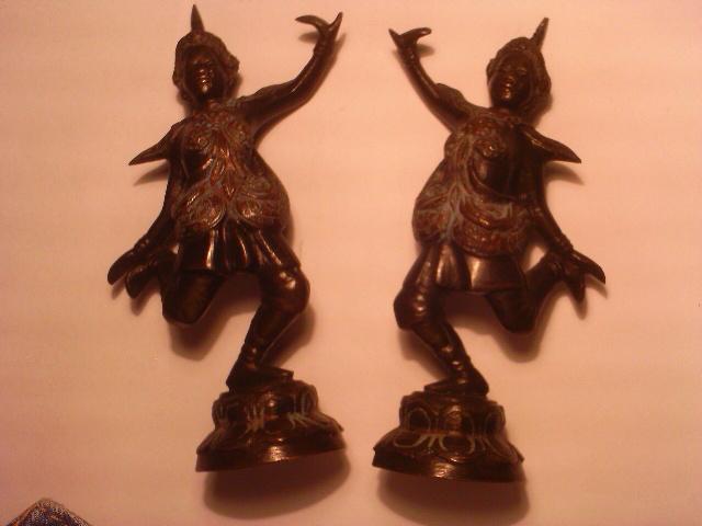 Statuettes de danseuses Thaï du 19e siècle en bronze Patine Noire