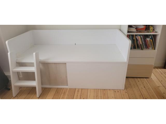 Structure de lit pour enfant en bois avec espace pour rangement