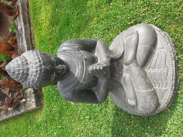 SUPERBE BOUDDHA EN PIERRE PATINEE (hauteur 80 cm).