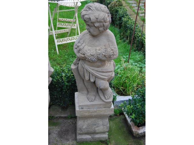 SUPERBE CHERUBIN EN PIERRE BLEUE SUR SOCLE .