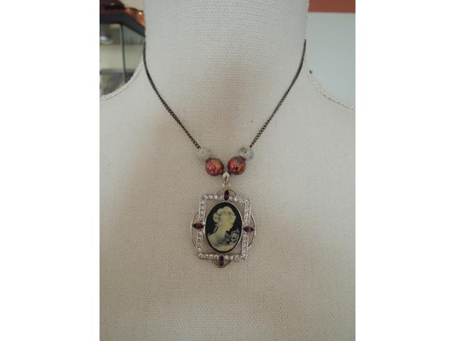 Superbe collier pendentif Camée avec perles céramiques