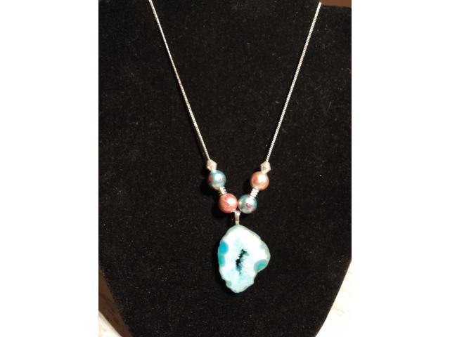 superbe collier, quartz bleu, perles céramiques et metalliques